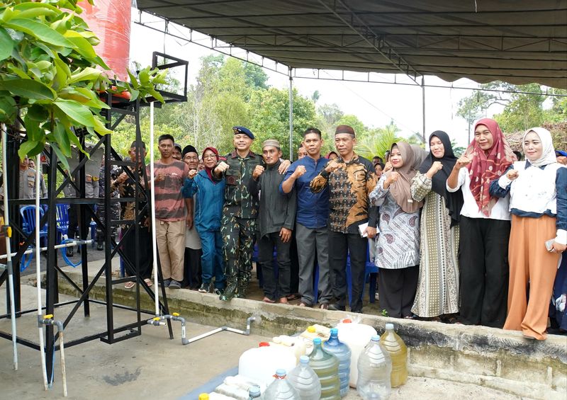 Kapolda Bangka Belitung Irjen Pol Hendro Pandowo meresmikan sumur bor untuk mengatasi kekeringan.