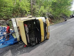 Truk Muatan Air Mineral Terguling Usai Gagal Nanjak di Dlingo Bantul