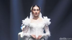 10 Koleksi Puspa Senandika Karya Didiet Maulana, Busana Wastra Corak Bunga