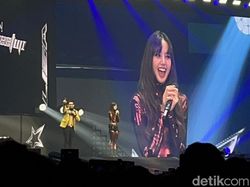 Video Aksi Panggung Lisa BLACKPINK di Fan Meeting: Dibuka Lalisa, Ditutup Rockstar