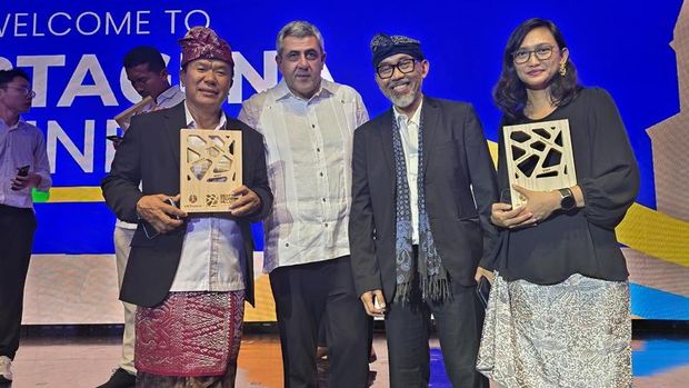 Manajer Operasional DTW Jatiluwih I Ketut Purna saat menerima penghargaan atas terpilihnya Jatiluwih sebagai salah satu desa terbaik dunia dalam acara UN Tourism di Kolombia. (Foto: Dok. DTW Jatiluwih)