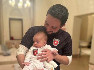 Pangeran Yordania Pamer Momen Bersama Bayinya, Kompak Pakai Jersey Timnas Pangeran Yordania Pamer Momen Bersama Bayinya, Kompak Pakai Jersey Timnas