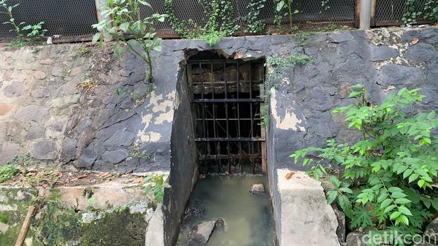 Penampakan gorong-gorong jalan kabur gembong Murtala cs dari Rutan Salemba, Jakarta Pusat.