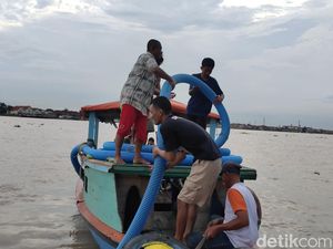 Manis Getir Para Pencari Harta Karun di Sungai Musi Manis Getir Para Pencari Harta Karun di Sungai Musi