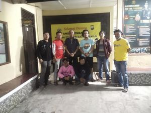 2 Pria Palak-Rusak Mobil Lewat di Jalan Poros Jeneponto-Makassar Ditangkap 2 Pria Palak-Rusak Mobil Lewat di Jalan Poros Jeneponto-Makassar Ditangkap