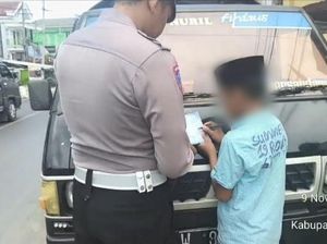 Viral Bocah SD Bawa Pikap Angkut Teman Sekolah Berujung Ditilang Viral Bocah SD Bawa Pikap Angkut Teman Sekolah Berujung Ditilang