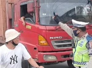 Arogansi Pria Mabuk Ngaku Brimob Kawal Truk Masuk Palembang Berujung Ditangkap Arogansi Pria Mabuk Ngaku Brimob Kawal Truk Masuk Palembang Berujung Ditangkap