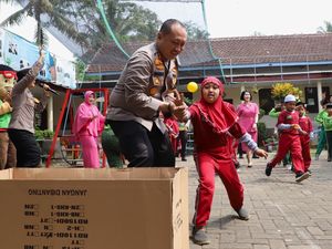Momen Bahagia Siswa TK-SD Saat Disambangi Kapolresta Malang Kota Momen Bahagia Siswa TK-SD Saat Disambangi Kapolresta Malang Kota