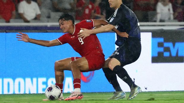 Soccer Football - World Cup - Asian Qualifiers - Third Round - Group C - Indonesia v Japan - Gelora Bung Karno Main Stadium, Jakarta, Indonesia - November 15, 2024  Japan's Daiki Hashioka in action with Indonesia's Rafael Struick REUTERS/Ajeng Dinar Ulfiana
