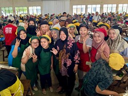 Ribuan Buruh Pabrik Rokok Grendel Antusias Sambut Kedatangan Risma