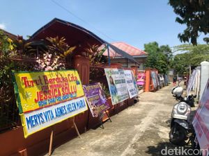 Rumah Duka Chika di Palopo Dipenuhi Karangan Bunga Ucapan Belasungkawa Rumah Duka Chika di Palopo Dipenuhi Karangan Bunga Ucapan Belasungkawa