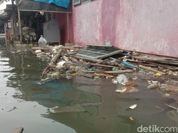 Banjir Rob Melanda, Sampah Pun Tiba