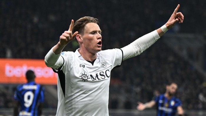 MILAN, ITALY - NOVEMBER 10: Scott McTominay of Napoli celebrates scoring the opening goal during the Serie A match between Inter and Napoli at Stadio Giuseppe Meazza on November 10, 2024 in Milan, Italy. (Photo by Image Photo Agency/Getty Images)