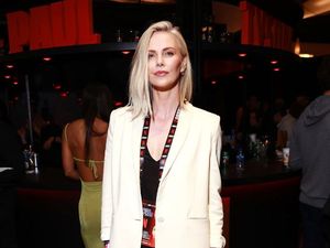 Foto: Adu Gaya Selebriti di Pertandingan Tinju Mike Tyson vs. Jake Paul