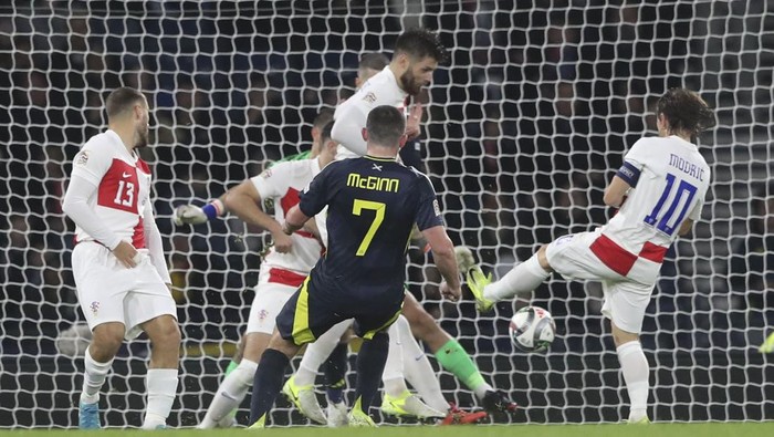 Scotlands John McGinn, front, scores the opening goal during the UEFA Nations League soccer match between Scotland and Croatia at Hampden Park in Glasgow, Scotland, Friday, Nov. 15, 2024. (AP Photo/Scott Heppell)