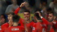 Timnas Portugal. Terlepas dari kontroversi yang mengiringi, Mourinho adalah pelatih dengan setumpuk prestasi. Dan Portugal, negara kelahirannya, belakangan ini dikabarkan berminat mendaulatnya jadi pelatih Tim Nasional. Foto: REUTERS/Pedro Nunes