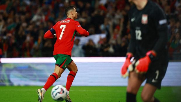 Soccer Football - Nations League - Group Stage - Portugal v Poland - Estadio do Dragao, Porto, Portugal - November 15, 2024 Portugal's Cristiano Ronaldo celebrates scoring their second goal from the penalty spot REUTERS/Pedro Nunes