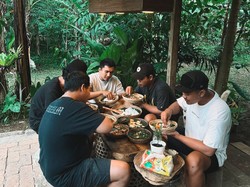 Menikmati Sensasi Makan Urutan Babi Asap di Tengah Hutan Tabanan Bali