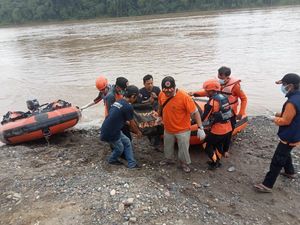 Perahu Karam Saat Cari Sayur Pakis, Bujang Tewas Tenggelam di Sungai Batanghari Perahu Karam Saat Cari Sayur Pakis, Bujang Tewas Tenggelam di Sungai Batanghari
