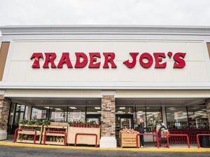 Wow! Toko Grosir Panen Cuan dari Wisatawan, Cemilan dan Tas Belanja Laris Manis