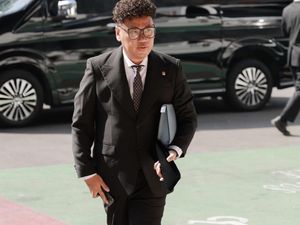 Uya Kuya Tegaskan Sudah Selesai Reses Baru Liburan ke Los Angeles Uya Kuya Tegaskan Sudah Selesai Reses Baru Liburan ke Los Angeles