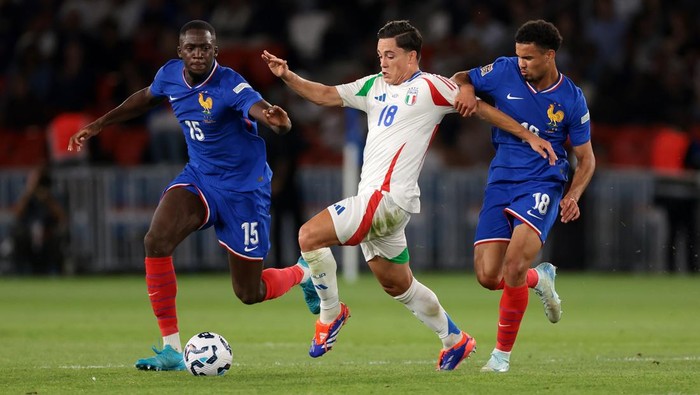 PARIS, FRANCE - SEPTEMBER 06: Giacomo Raspadori (C) of Italy battles for possession with Ibrahima Konate (L) and Warren Zaire-Emery (R) of France during the UEFA Nations League 2024/25 League A Group A2 match between France and Italy at Parc Des Princes on September 06, 2024 in Paris, France. (Photo by Jonathan Moscrop/Getty Images)