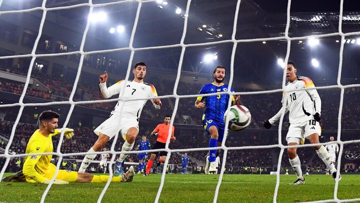 16 November 2024, Baden-Württemberg, Freiburg Im Breisgau: Soccer: Nations League A, Germany - Bosnia-Herzegovina, Group Phase, Group 3, Matchday 5, Europa-Park Stadion, Germanys Kai Havertz (2nd from left) scores the goal to make it 3-0 against Bosnia-Herzegovinas goalkeeper Nikola Vasilj (l). Photo: Tom Weller/dpa (Photo by Tom Weller/picture alliance via Getty Images)
