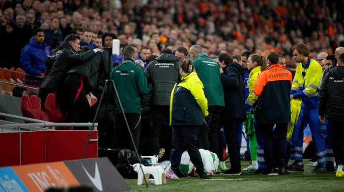 AMSTERDAM, NETHERLANDS - NOVEMBER 16: Staff members of Hungary during the medical emergency treatment of assistant trainer Adam Szalai of Hungary during the  UEFA Nations league match between Holland  v Hungary at the Johan Cruijff Arena on November 16, 2024 in Amsterdam Netherlands (Photo by Roy Lazet/Soccrates/Getty Images)
