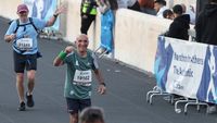 Aksi Luar Biasa Kakek 88 Tahun Ikut Lomba Lari Maraton