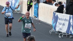 Aksi Luar Biasa Kakek 88 Tahun Ikut Lomba Lari Maraton