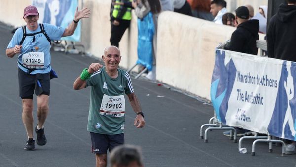 Aksi Luar Biasa Kakek 88 Tahun Ikut Lomba Lari Maraton