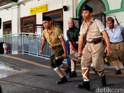 Teatrikal Kereta Api Terakhir Kenang Evakuasi Pahlawan di Stasiun Gubeng