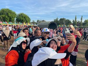 Cabup Fauzi Gelar Senam Bersama di Sumenep, Emak-emak Berebut Selfie