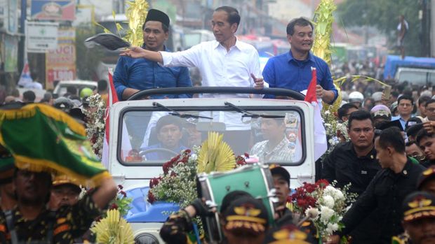 Presiden ke-7 Indonesia Joko Widodo (tengah) didampingi Calon Gubernur dan Calon Wakil Gubernur Jawa Tengah nomor urut 2 Ahmad Luthfi (kanan) - Taj Yasin (kiri) membagikan kaos dari mobi Jip saat pawai di Jalan Raya Tegal-Purwokerto, Kabupaten Tegal, Jawa Tengah, Sabtu (16/11/2024). Pawai sepanjang tiga kilometer itu dihadiri ribuan para pendukung Ahmad Luthfi-Taj Yasin dari beragam daerah. ANTARA FOTO/Oky Lukmansyah/Spt.