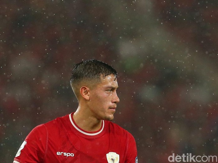 Aksi Jay Idzes di laga Indonesia vs Jepang dalam lanjutan Kualifikasi Piala Dunia 2026.