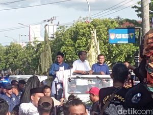 Naik Hardtop, Jokowi Dampingi Ahmad Luthfi-Taj Yasin Kampanye di Blora
