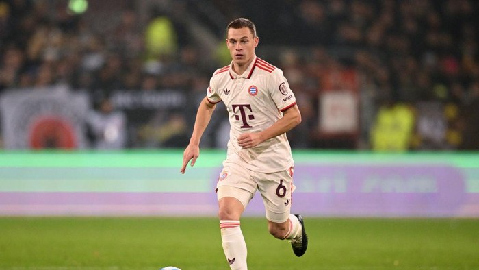 joshua kimmich bayern munich bundesliga liga jerman st pauli vs bayern munich HAMBURG, GERMANY - NOVEMBER 09: Joshua Kimmich of Bayern in action during the Bundesliga match between FC St. Pauli 1910 and FC Bayern München at Millerntor Stadium on November 09, 2024 in Hamburg, Germany. (Photo by Stuart Franklin/Getty Images)
