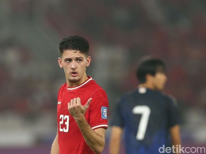 Aksi Justin Hubner di laga Indonesia vs Jepang dalam agenda Kualifikasi Piala Dunia 2026.