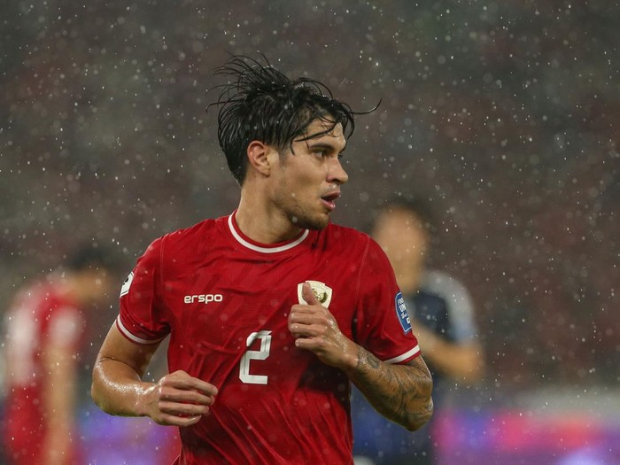 Aksi Kevin Diks di laga Indonesia vs Jepang dalam lanjutan Kualifikasi Piala Dunia 2026.