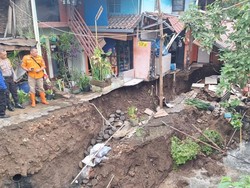 4 Fakta Kirmir Sungai Citepus Ambrol-Belasan KK Mengungsi