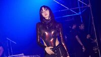 7 Gaya Edgy Lisa BLACKPINK Pakai Baju Ketat saat Fanmeet di Jakarta