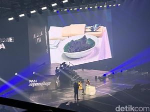 Lisa BLACKPINK Cicip Rendang Saat Fan Meetup di Jakarta Lisa BLACKPINK Cicip Rendang Saat Fan Meetup di Jakarta