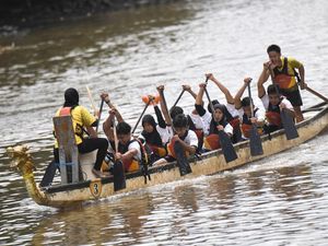 Melihat Keseruan Balap Perahu Naga di Samarinda Melihat Keseruan Balap Perahu Naga di Samarinda