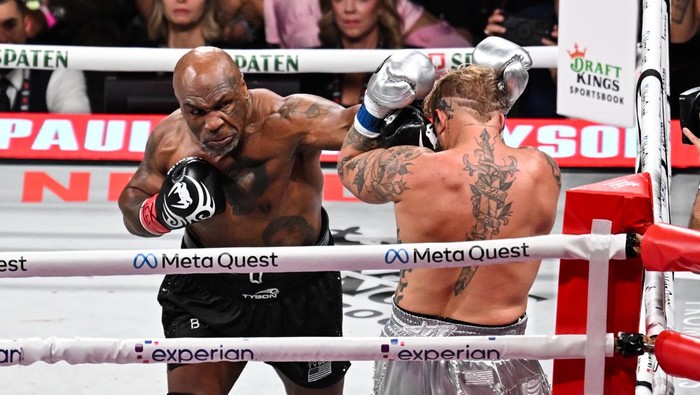 Mike Tyson (kiri) bertinju melawan Jake Paul. (Foto: Tayfun Coskun/Anadolu via Getty Images)
