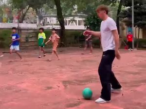 Video: Ole Romeny Pamer Skill di Depan Anak-anak Pemulung Jaksel