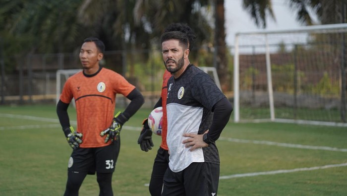 Pelatih kiper PSS Sleman, Andre Croda di saat sesi latihan di Lapangan Pakembinangun, Sleman, Sabtu (16/11/2024). Pelatih kiper PSS Sleman, Andre Croda di saat sesi latihan di Lapangan Pakembinangun, Sleman, Sabtu (16/11/2024).