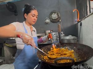 Mencicipi Mie Bakar Bude, Mi Dibakar Pakai Torch