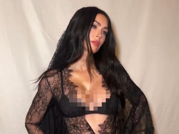 Maternity Shoot Megan Fox yang Pancarkan Aura Sexy-gothic Bumil Cantik