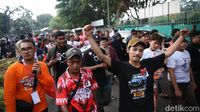 Pendukung Paslon Gubernur Jakarta Ramaikan Lokasi Debat