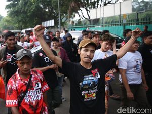 Pendukung Paslon Gubernur Jakarta Ramaikan Lokasi Debat Pendukung Paslon Gubernur Jakarta Ramaikan Lokasi Debat